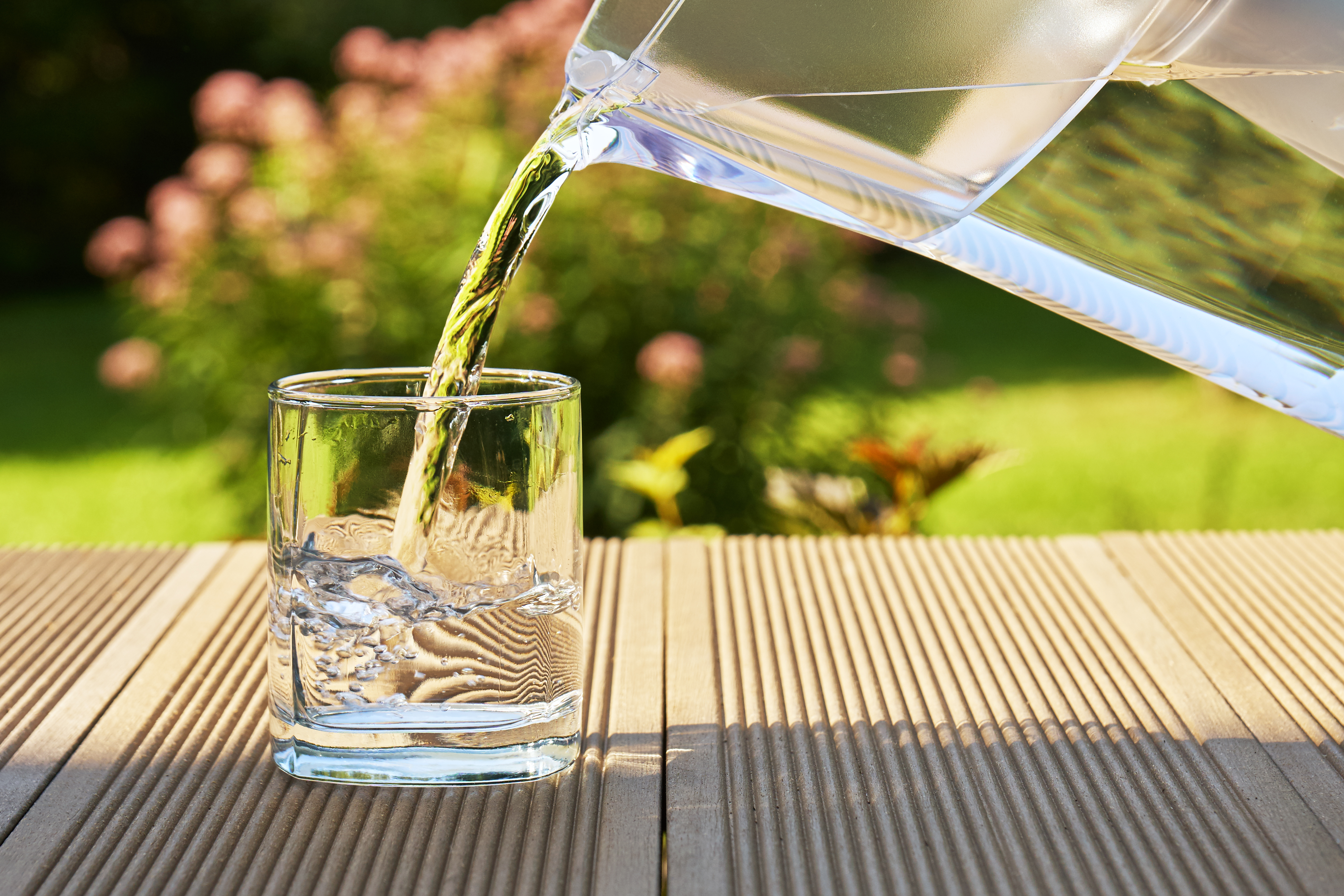 Стакан питьевой воды. Чистая вода. Стакан воды. Стакан воды на природе. Вода питьевая в стакане.